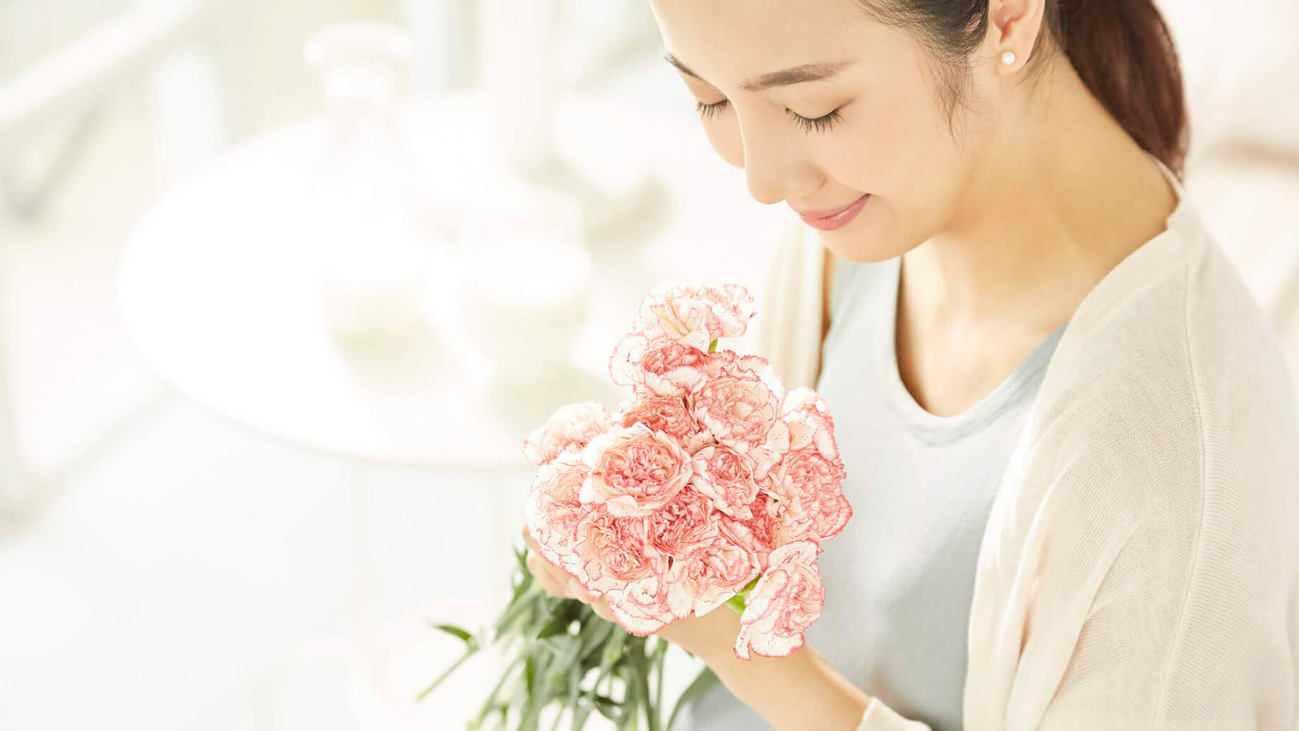 ピンクの花を持った女性の写真